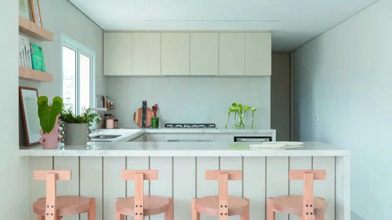 A cozinha, movida para o pavimento superior, foi integrada aos demais espaços sociais
do apartamento: terraço, churrasqueira e sala de estar.