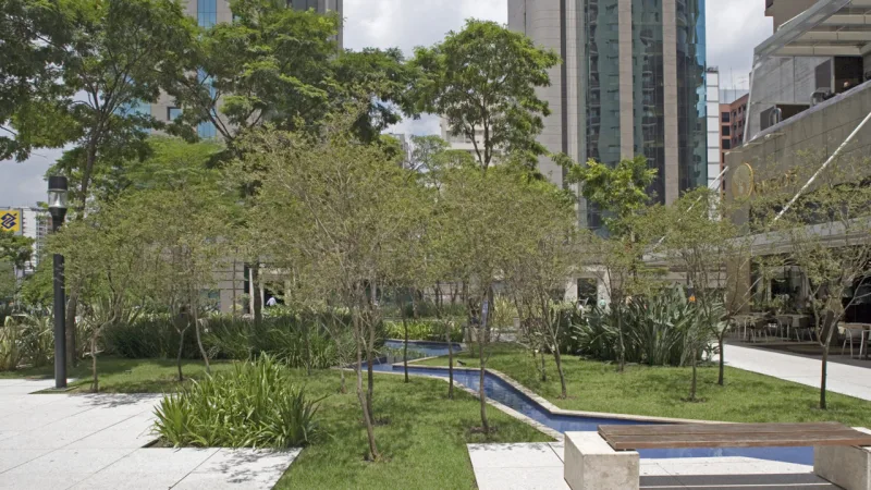 Projeto paisagístico do Brascan Century Plaza, no Itaim Bibi. Foto: Divulgação.