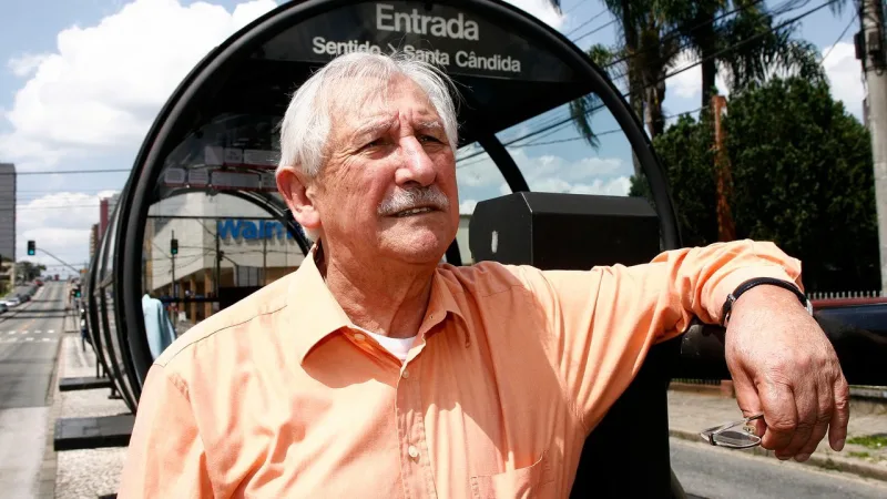 O arquiteto Lubomir Ficinski em outra de suas criações: a canaleta do expresso. Foto: Hugo Harada/Arquivo/Gazeta do Povo.