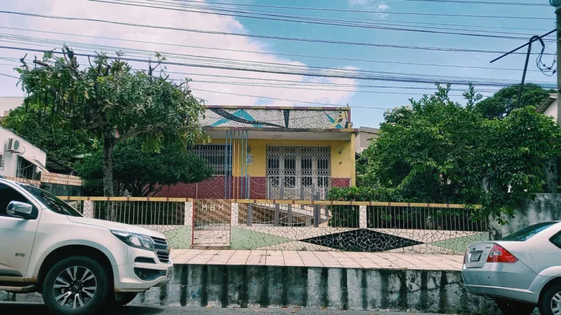 Raios, setas, triângulos e bumerangues são formas encontradas nas casas que seguem o estilo.