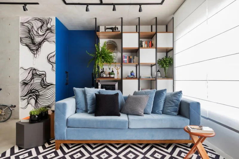 Projeto adapta apartamento para estilo de vida sem excessos com atmosfera industrial