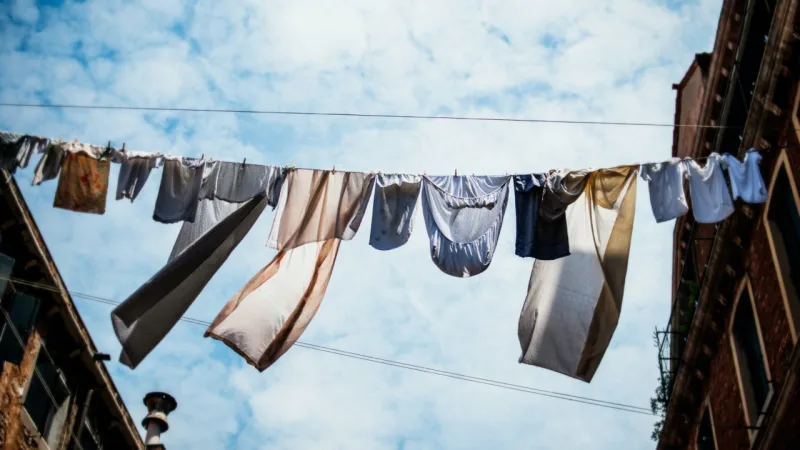 Em saídas breves, não há necessidade de lavar as roupas. Foto: Erick Witsoe/Unsplash.