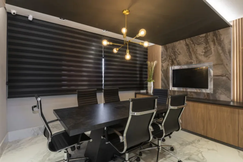 Escritório com luminárias douradas feitas sob medida para o projeto.