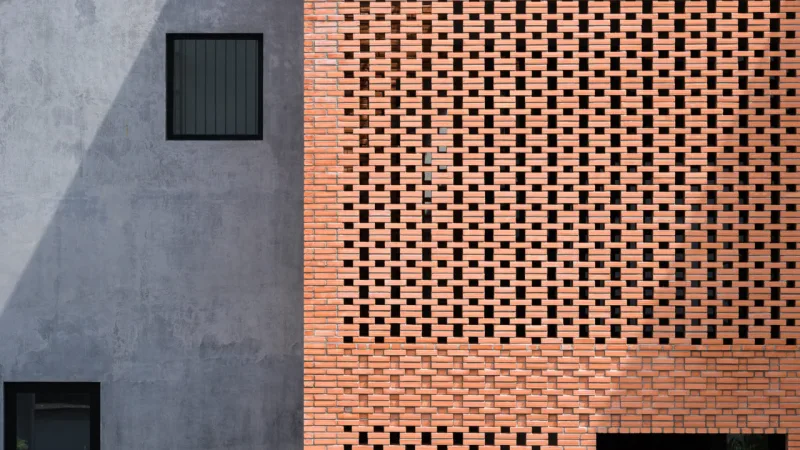 NDC House, projetada pelo Tropical Space, em um terreno superesguio e
em uma vizinhança repleta de travessas curtas. A solução foi apostar em um design 'aerado', que tira vantagem do terreno e
traz muita ventilação e luz natural para a casa em
forma de cubo.