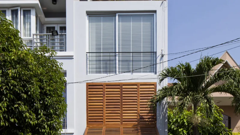 Casa de 4 pavimentos assinada por MM++
Architects no Distrito 7, em Ho Chi Minh. O terreno de 4 m x 17 m abriga a loja da proprietária no primeiro andar e sua casa nos outros andares.