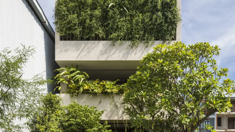 MM  House  2.0,  da  MM++  Architects,  é  um  edifício  todinho  de  concreto.  A  decoração  traz  elementos  tradicionais  e  de  madeira,  que  dão  o  contraponto,  a  começar  pela  porta  maciça.