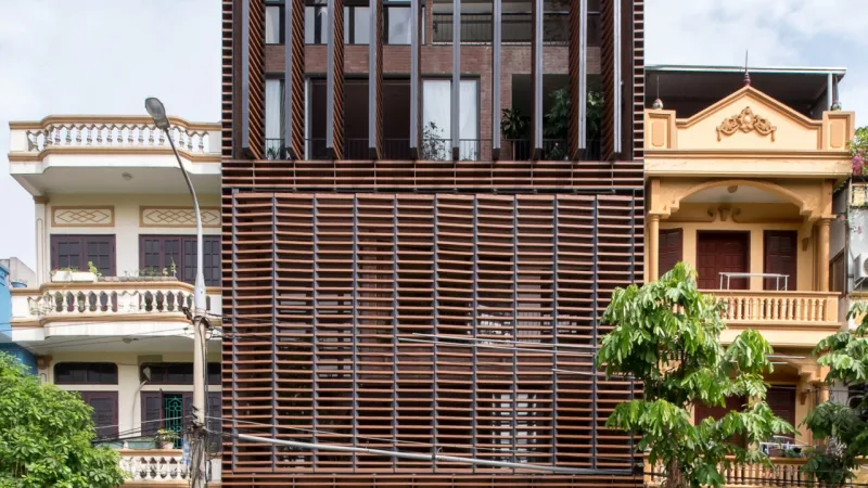 Localizada  no  centro  de  BacNinh,  a  casa  abriga  4  gerações  da  mesma  família  e  seu  design foi inspirado  em  uma  caverna tropical, brincando  com  luz,  sombra  e  diferentes  alturas.  É  assinada  pela  HPA.