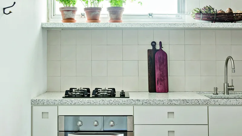 A cozinha é um dos poucos lugares onde se usaram peças de marcenaria.