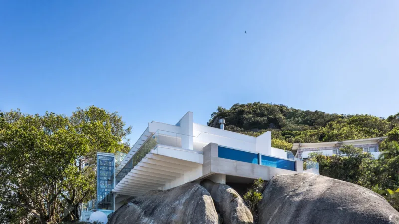 Casa ganhou um elevador e uma piscina com lateral em vidro, valorizando a vista para o mar.