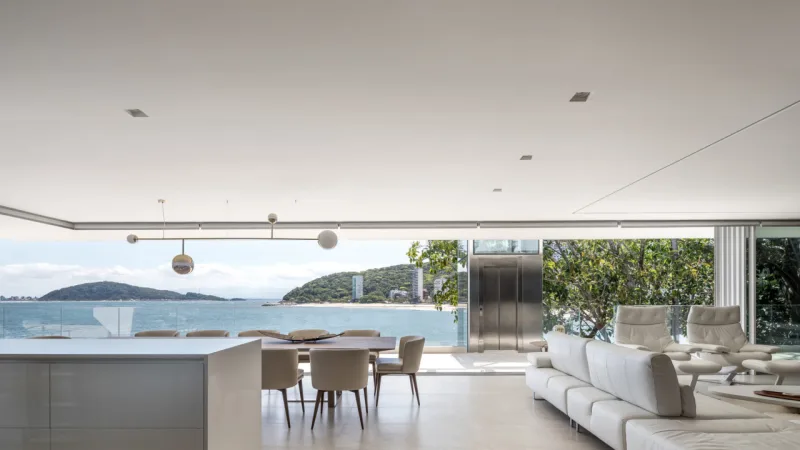 O branco da arquitetura se repete no interior, proporcionando conforto sem interferir na vista.