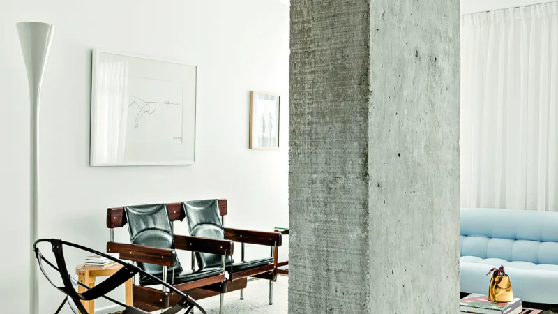 A grande mesa de madeira maciça foi desenhada pelos arquitetos e executada sob medida.