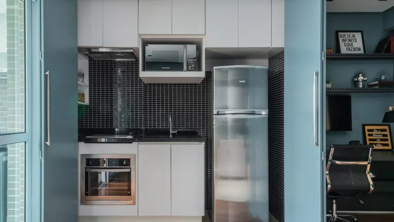 Detalhe da cozinha compacta à mostra.