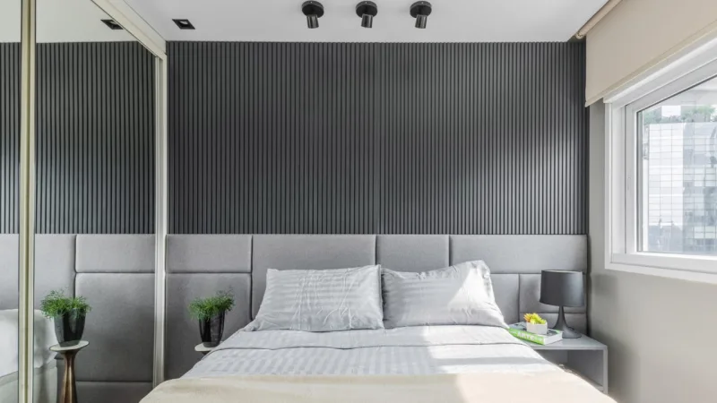 Quarto do apartamento em tons neutros, com o cinza como protagonista.