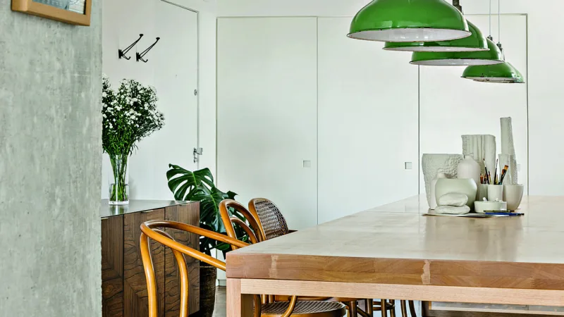 A grande mesa de madeira maciça foi desenhada pelos arquitetos e executada sob medida.