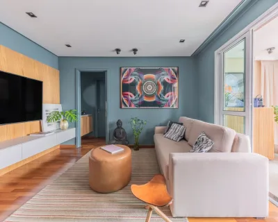 Apartamento de 40 m² surpreende pela atmosfera relaxante e cozinha compacta dentro de armários