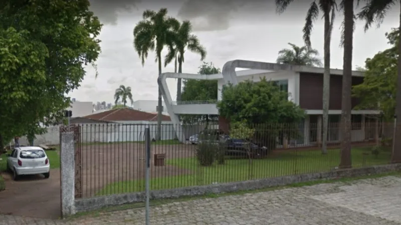 Casa projetada por Lolô Cornelsen, um dos grandes nomes do modernismo paranaense, que hoje pertence ao CAU-PR