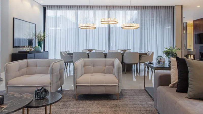Projeto de 690 m² em Curitiba, assinado por Hellen Giacomitti para um jovem casal, em que o cinza foi a base neutra do projeto e um dos protagonistas.