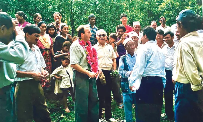 Jonas Rabinovitch cercado por moradores de uma comunidade do Nepal