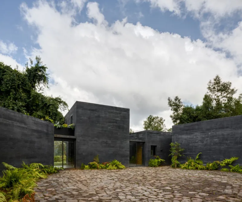 Concreto preto confere elegância e estética refinada aos projetos; conheça