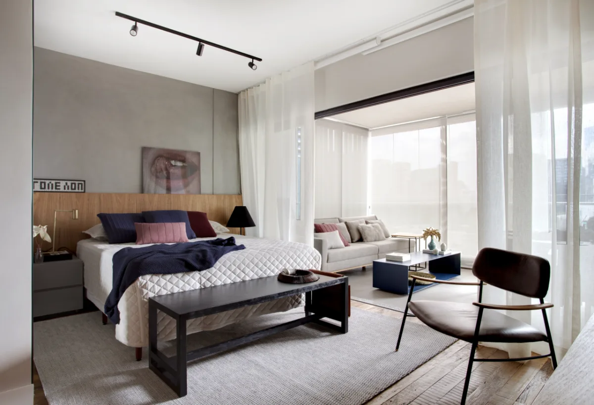 Amadeirados, tons de cinza e muita luz natural são destaques de apartamento projetado pela Messa Penna Arquitetura em São Paulo.
