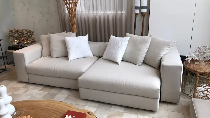 Sofá elétrico Montevideo em linho, de R$ 15.840 por R$ 11.200.