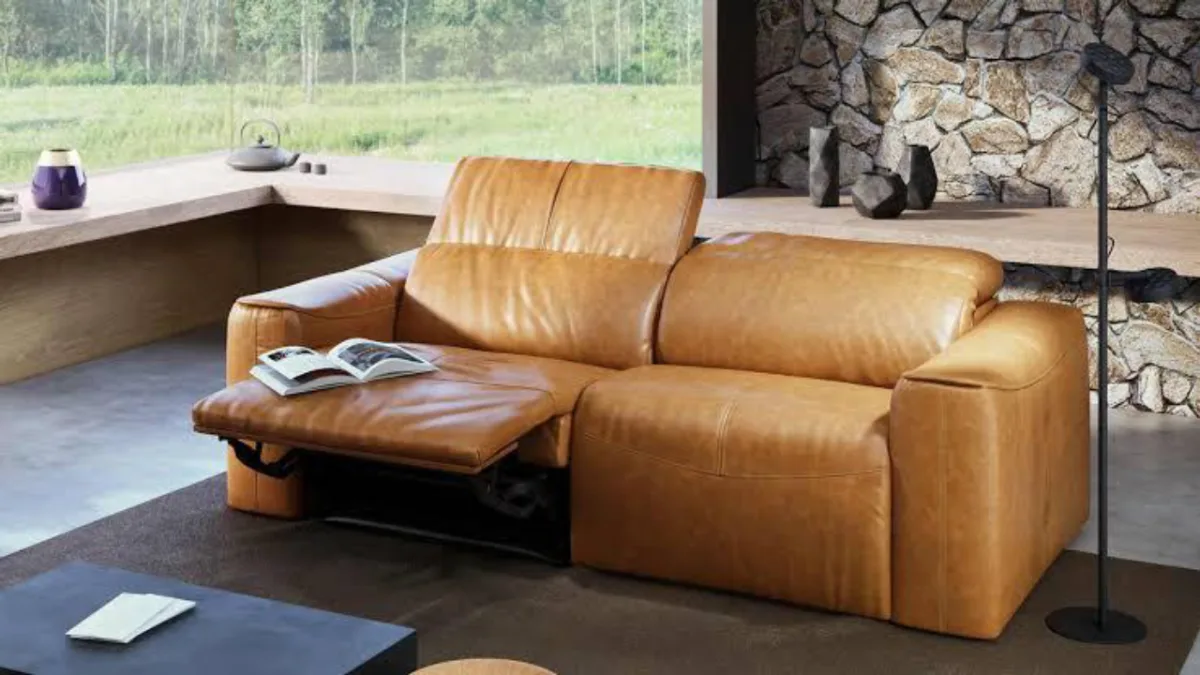 Sofá elétrico Burgos, com assento e encosto móveis, em couro natural, está em promoção na Villa Batel.