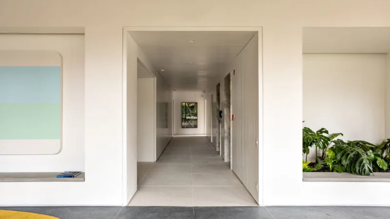 Hall de acesso aos elevadores do prédio.