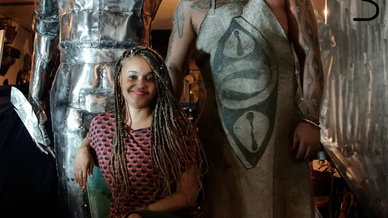 Francine e Lumumba, autores da escultura de Tebas.
