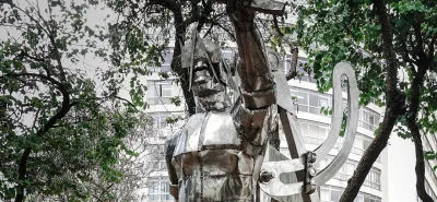 Escultura homenageia o legado de Tebas, arquiteto negro escravizado