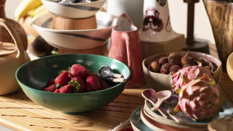 A mistura de cores e peças contemporâneas garante o atrativo da decoração.