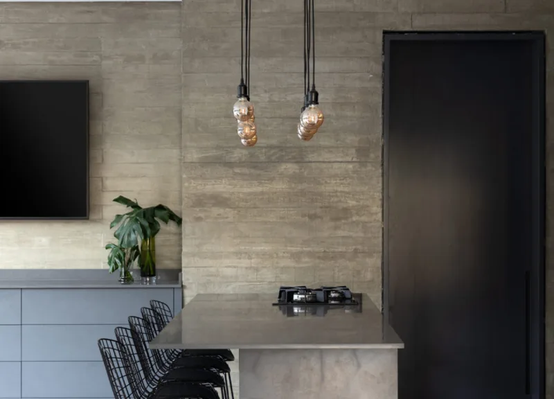 Decoração combina móveis soltos de design e mobiliário fixo.