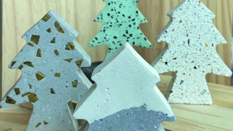 As árvores natalinas em concreto da Paula Goedert Artesanias podem ser usadas para compor a mesa de Natal, criar composições com outros objetos ou mesmo para presentear.