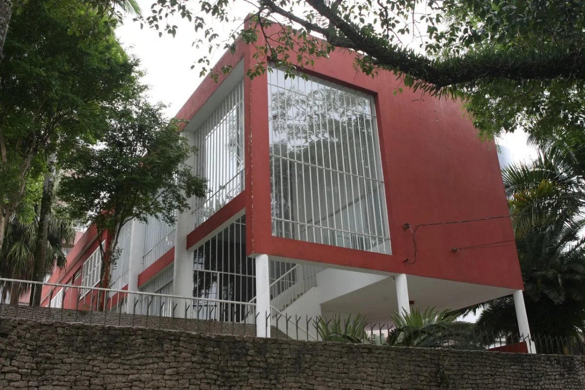 FACHADAS – CURITIBA, 22/11/13 – PARANA – Fachada Casa Bettega , projetada em 1949 pelo arquiteto Vilanova Artigas, um dos poucos exemplos de casas modernistas que restaram em Curitiba. Foi transformada em cafe e livraria na Rua da Paz . Foto: Aniele Nascimento / Agencia de Noticias Gazeta do Povo