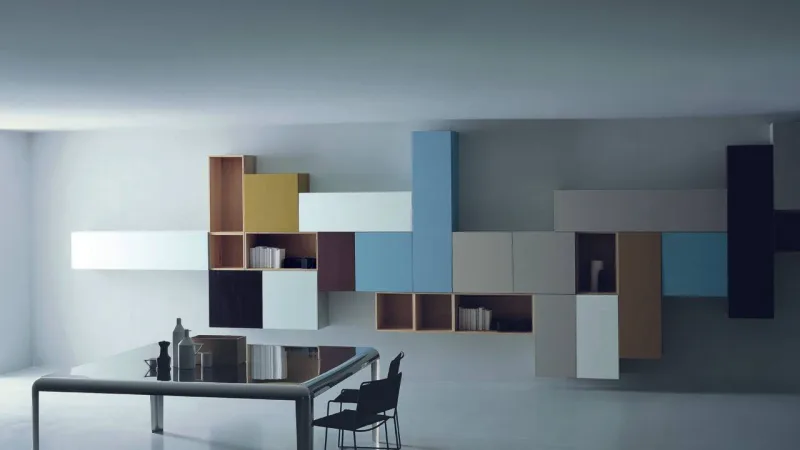 Entre os valores que guiam a identidade da marca estão a beleza das formas, o estudo das proporções e a grande atenção a detalhes e acabamentos. Na foto, a mesa da linha FERRO, com design por Piero Lissoni, 1994.