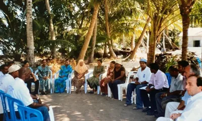 A foto mostra o colunista discutindo a situação após o tsunami.
