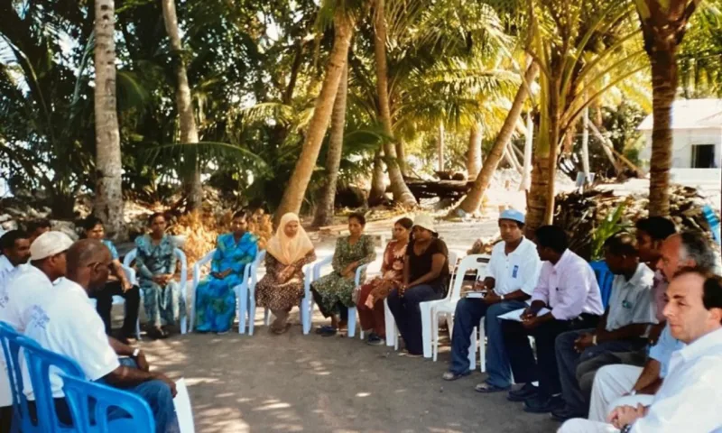 A foto mostra o colunista discutindo a situação após o tsunami.