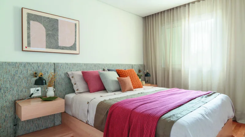 A suíte do casal acolhe os moradores com cores neutras e harmônicas. A cabeceira em tweed dá um toque especial ao ambiente.