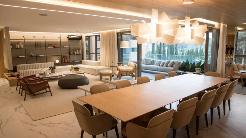 O decorado do novo empreendimento da Plaenge traz peças grandes para compor o amplo living