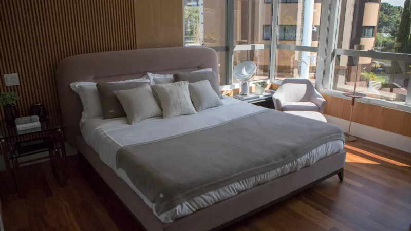 O quarto também conta com ampla visão proporcionada pelo uso de vidros