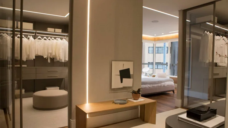O apartamento decorado traz dois closets