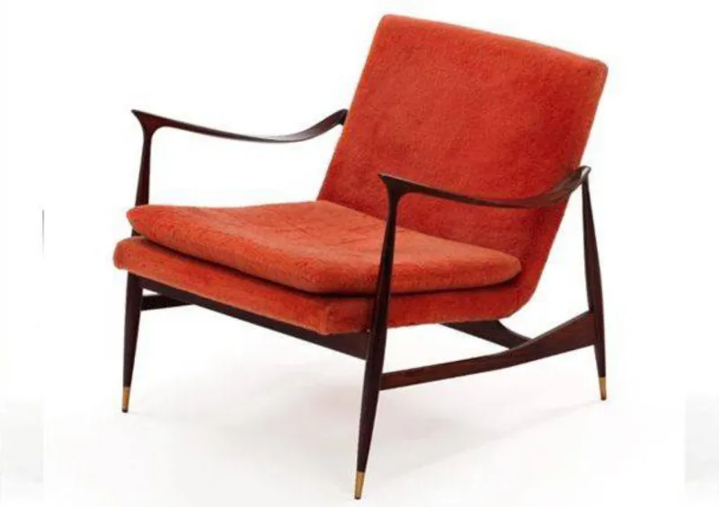 A cadeira Dinamarquesa, de 1959, uma de suas peças mais icônicas, une a delicadeza do design com a robustez da madeira jacarandá.