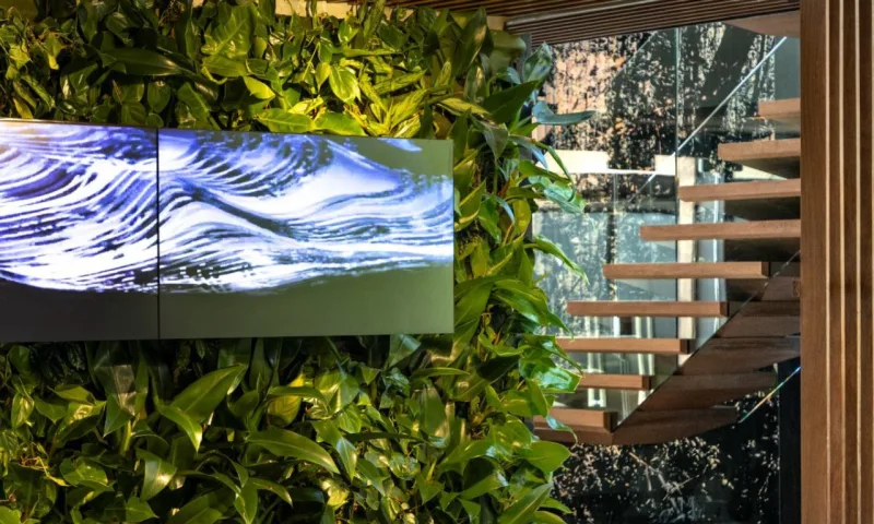 Paisagismo, por Alex Hanazaki, é evidenciado nos espaços internos e externos da galeria.