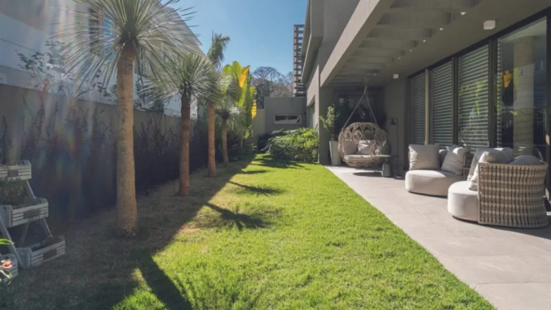 Proposta de Samara com o mobiliário foi criar uma área de lounge perto do verde.