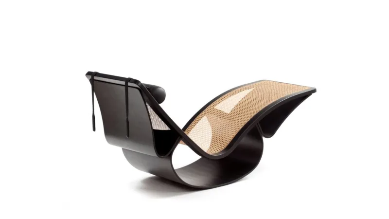 Cadeira de balanço Rio, de Oscar Niemeyer, é destaque na mostra "Contemporary Design Selection".