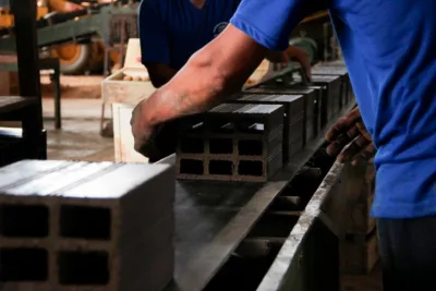 Empresa usa lodo de efluentes para fazer tijolos para construção civil