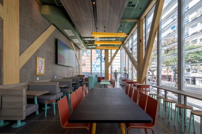 Dentre as soluções sustentáveis adotadas no projeto, destacam-se os estudos de incidência solar realizados antes da implantação, já que uma ‘caixa’ de vidro compõe a fachada do restaurante.