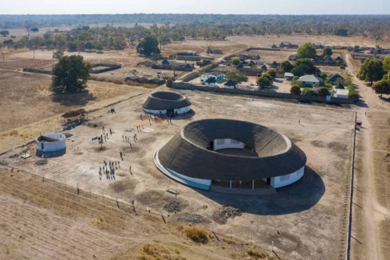 Arquiteta propõe escola oval em tijolo e palha, para atender comunidade remota no Senegal
