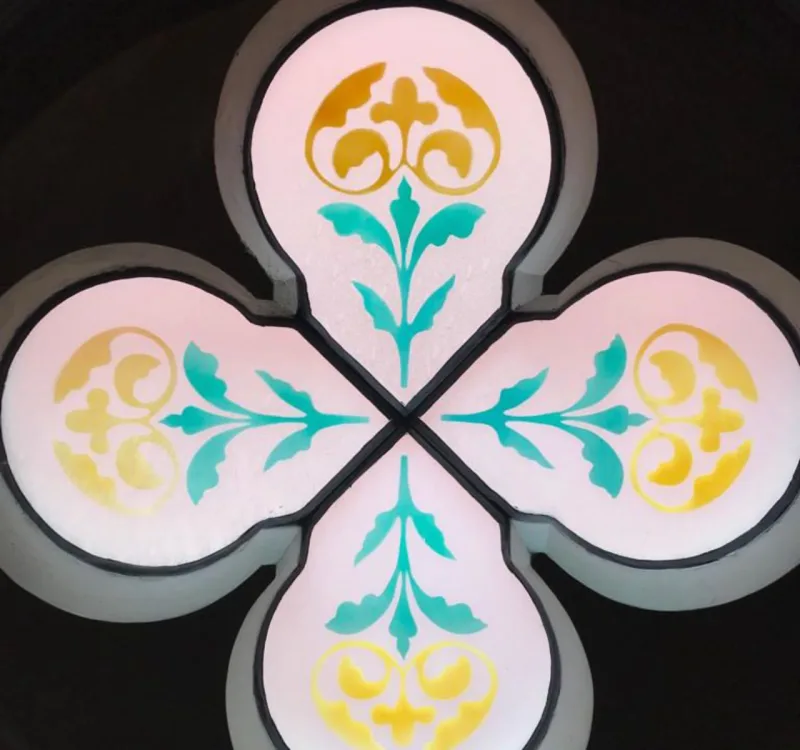 Vitral original, simplicidade e motivos florais