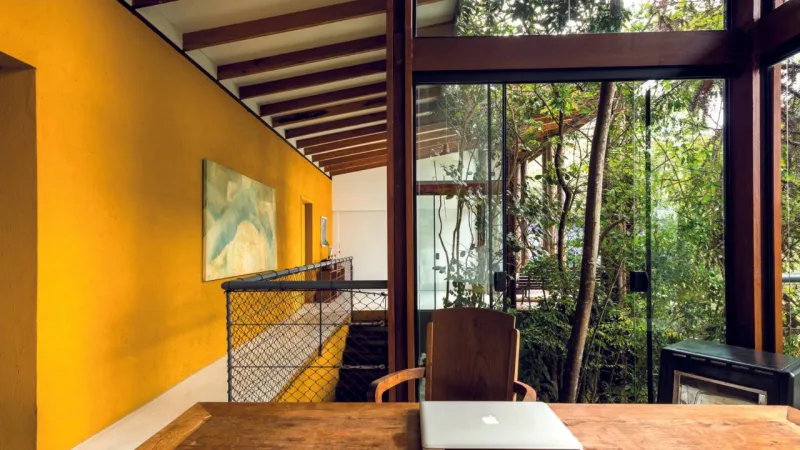 Interior e exterior
estão em harmonia em
todos os ambientes da
residência. Foto: Eduardo Macarios