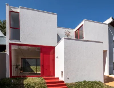Linhas retas e integração: 6 projetos de casas com fachadas contemporâneas